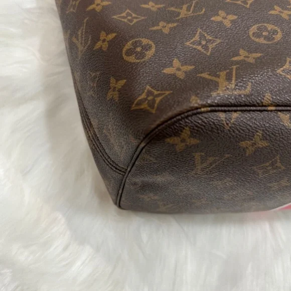 Louis Vuitton Neverfull MM - Picture 13 of 16